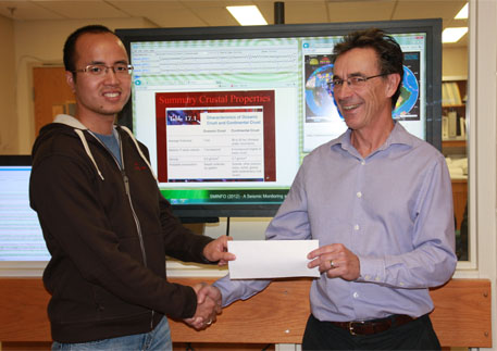 Prof. Jim Merriam presents a scholarship to Hoai Nam Vien at USask.